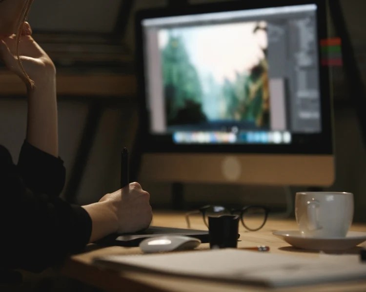 How to a Graphic Designer Without a Degree? Logomakerr.AI Blog