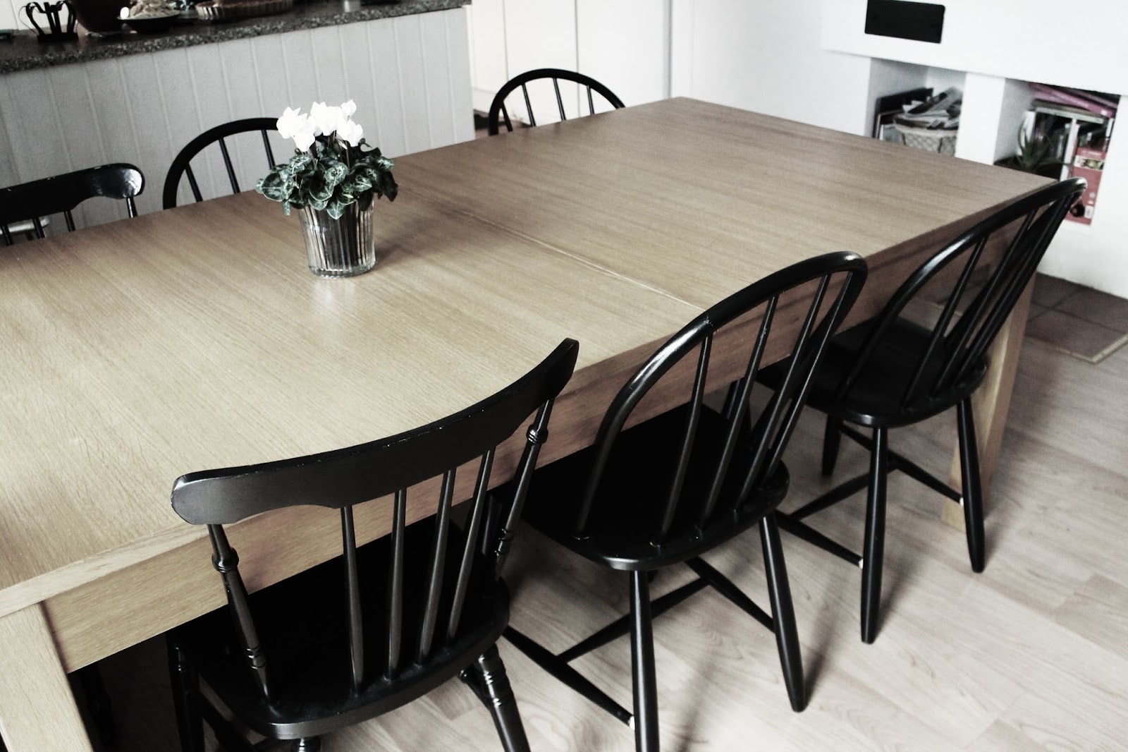 stolar till ekbord Svarta Stolar Möter Ekbord – Lollo Andersson