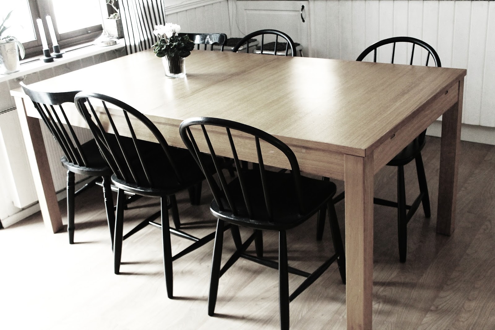 stolar till ekbord Svarta Stolar Möter Ekbord – Lollo Andersson