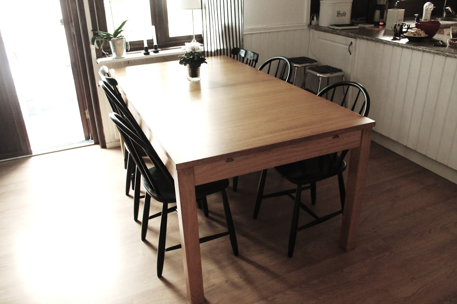 stolar till ekbord Svarta Stolar Möter Ekbord – Lollo Andersson