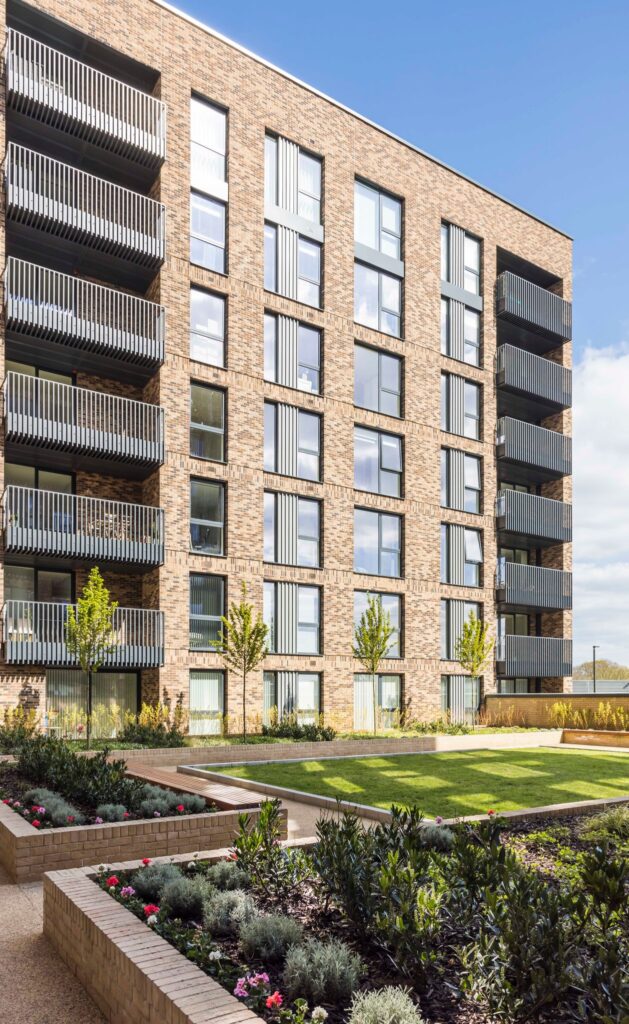 Galliard Homes unveil sculptured oak bench honouring The Wombles