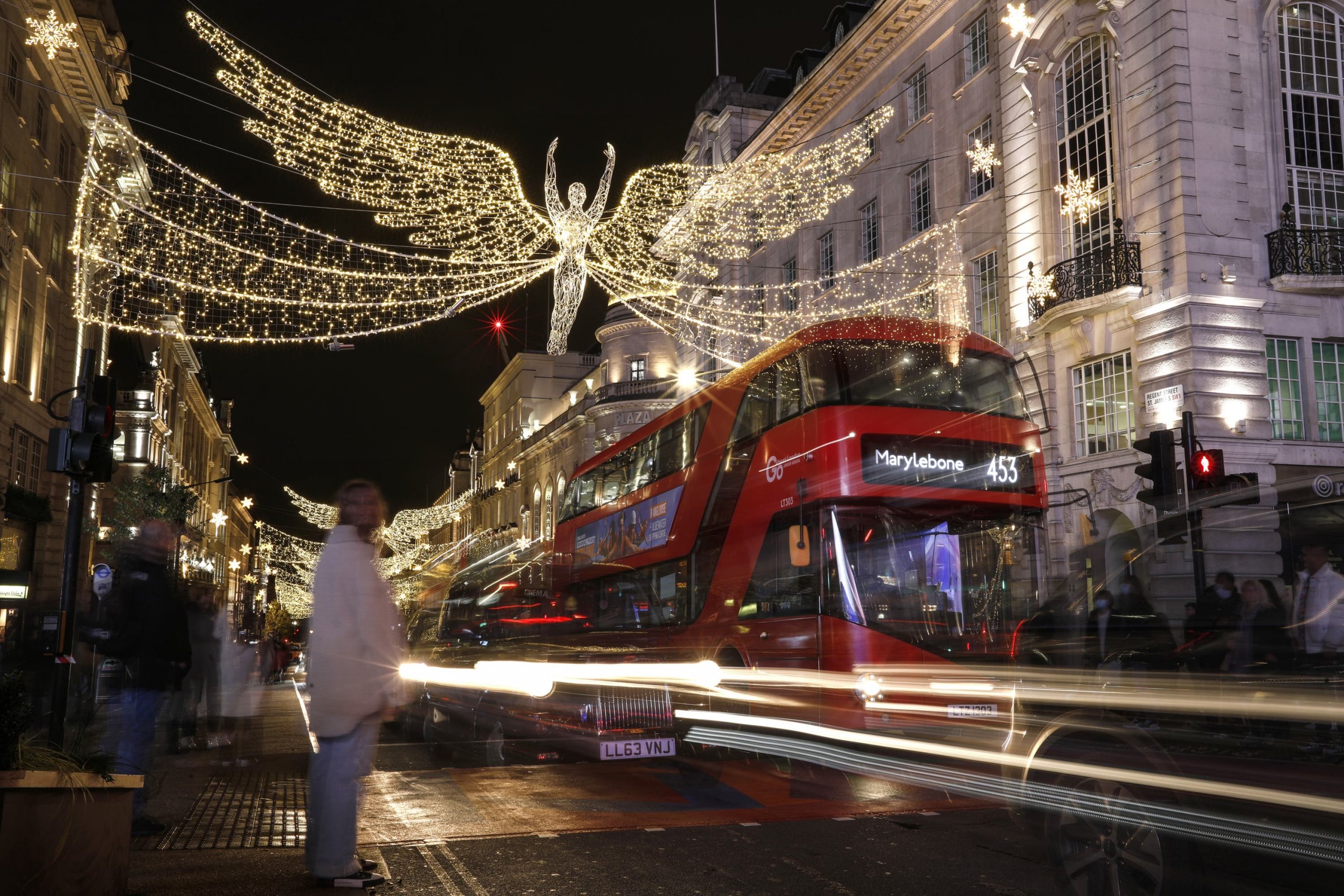 London launches Christmas celebrations with world’s biggest light