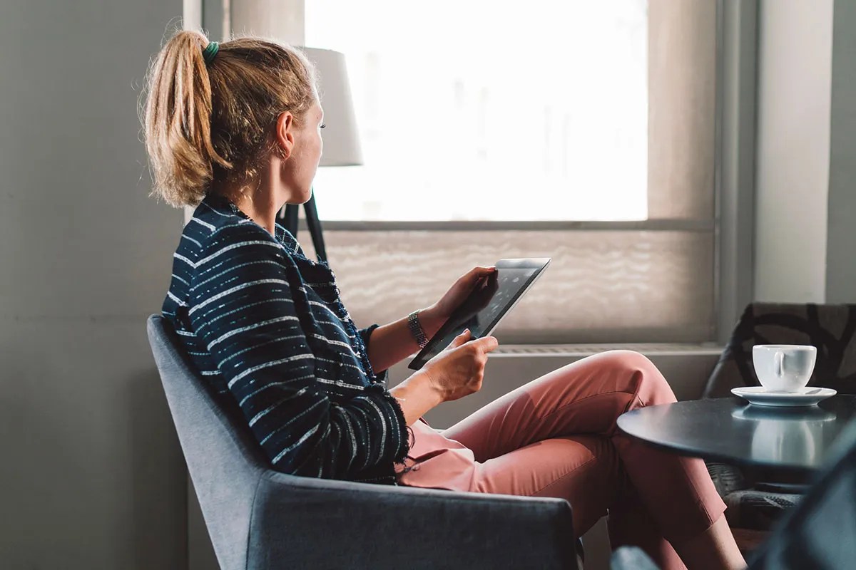 Here's Why You Shouldn't Sit Crosslegged, According To An Anatomy Expert