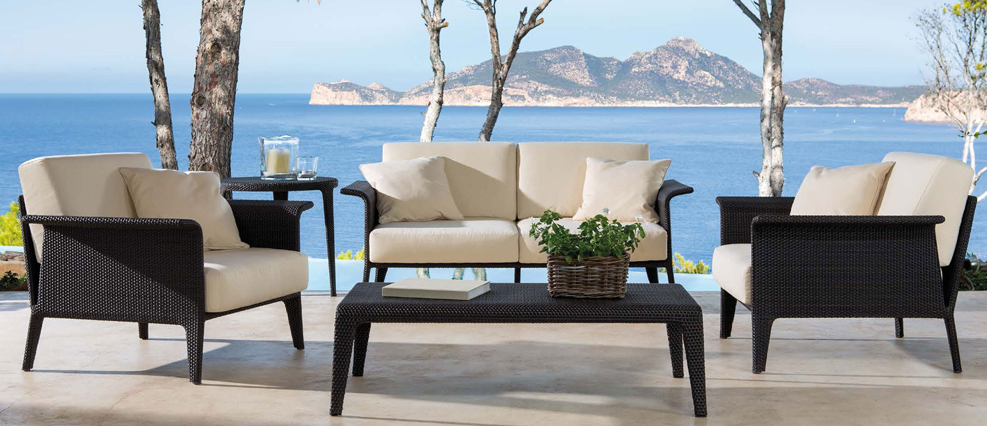 Loom Crafts Outdoor Garden Furniture A wicker patio furniture set with