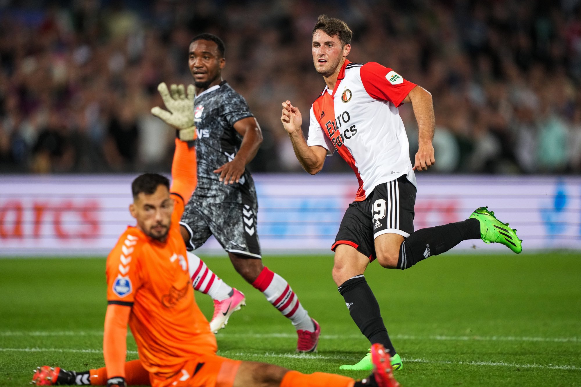 Video Santiago Giménez hace su primer gol con el Feyenoord