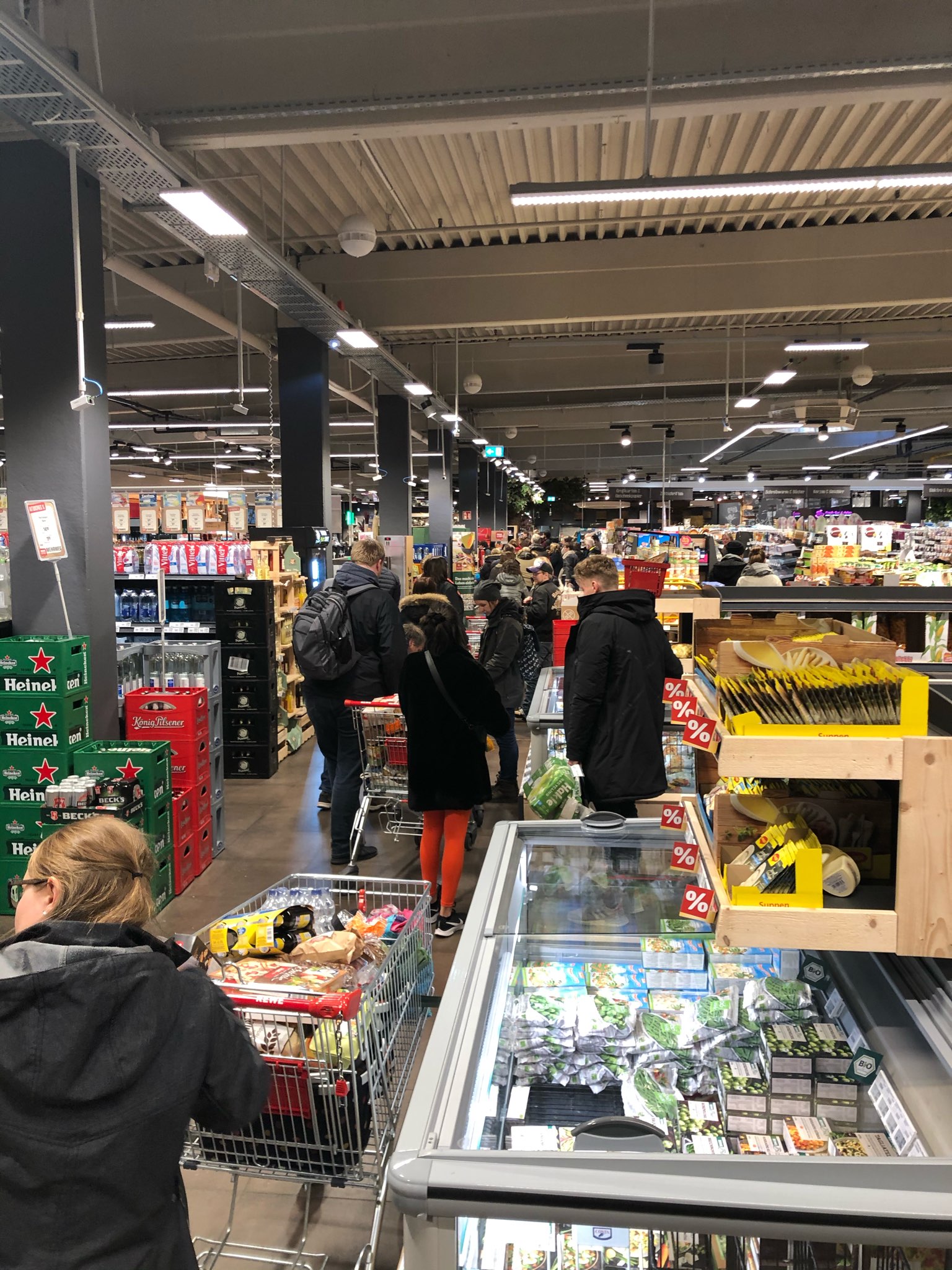 Viel Spaß beim Einkauf. Die Schlange an der Kasse ist