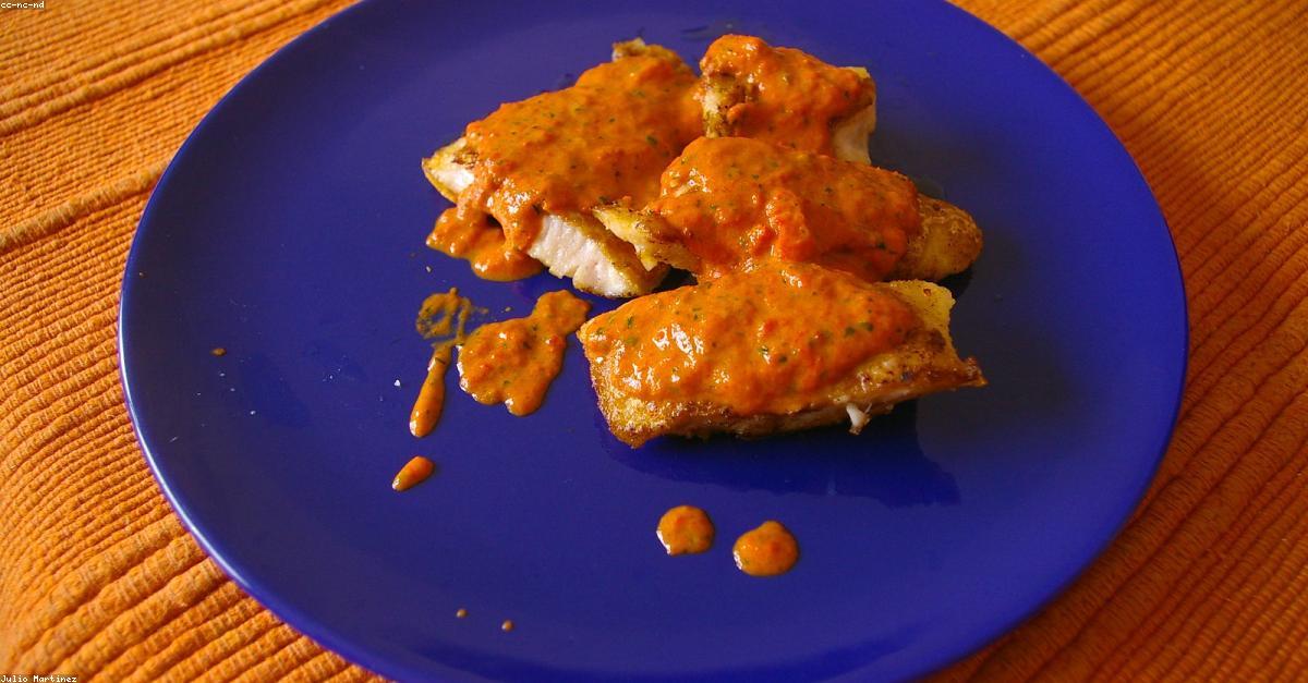 Merluza en salsa verde ligera con guisantes y patata