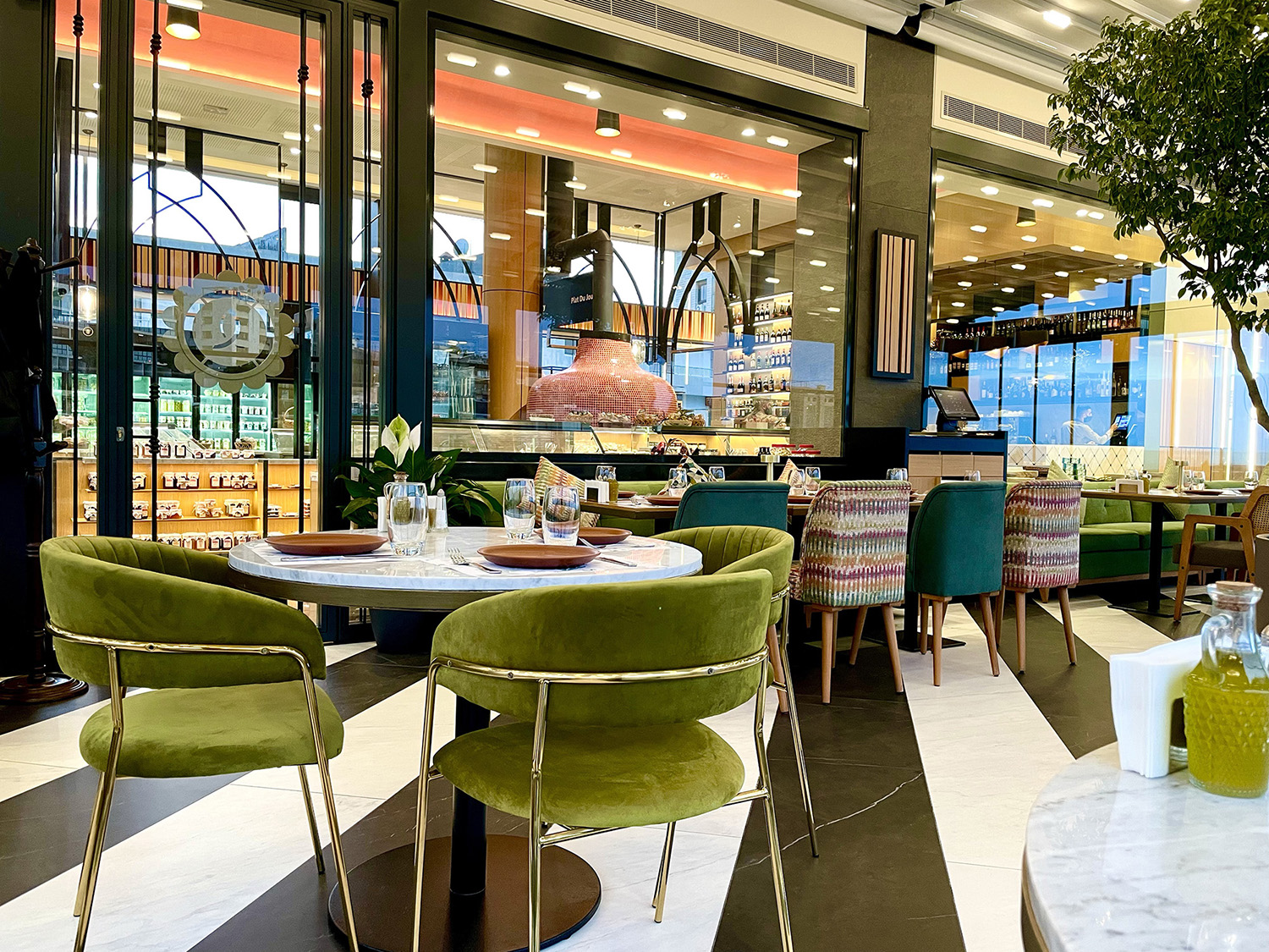 Loris Gourmet Loris Restaurant