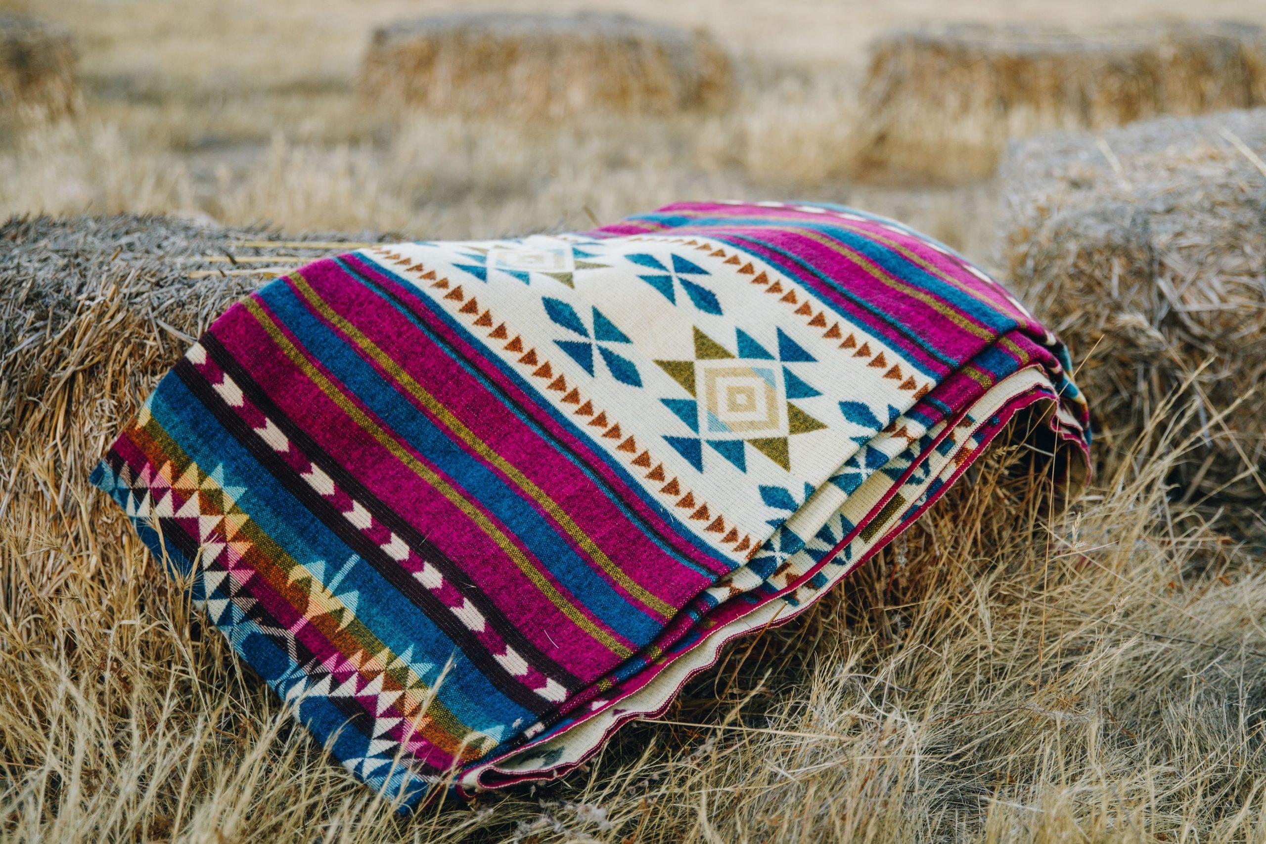 Fuchsia Southwestern blanket Los Andes Shop Hardtofind color