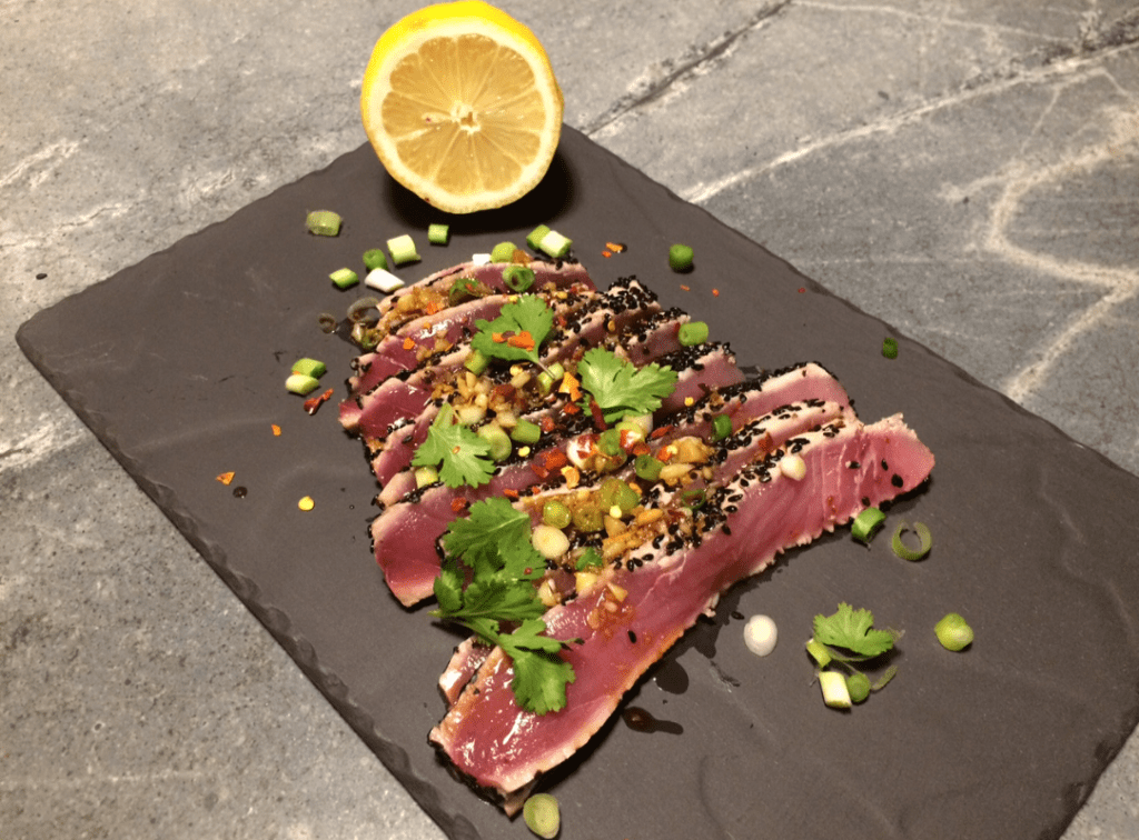 Tuna tataki tonijn sashimi met gember, knoflook en sojasaus Lot Kookt