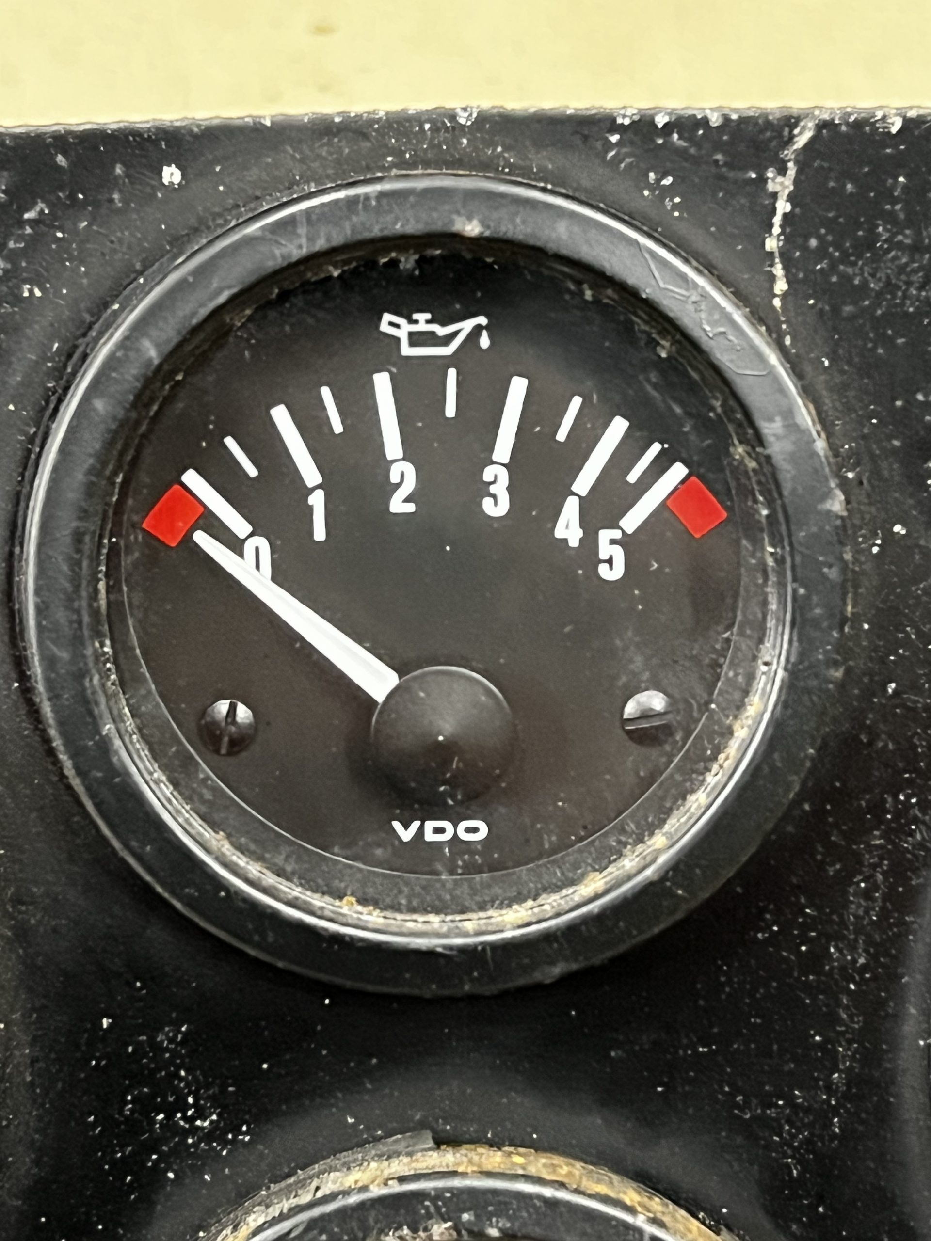 Lotus Excel Oil Pressure Gauge Dial Post 1985 VDO Gauge Used LotusBits Ltd.