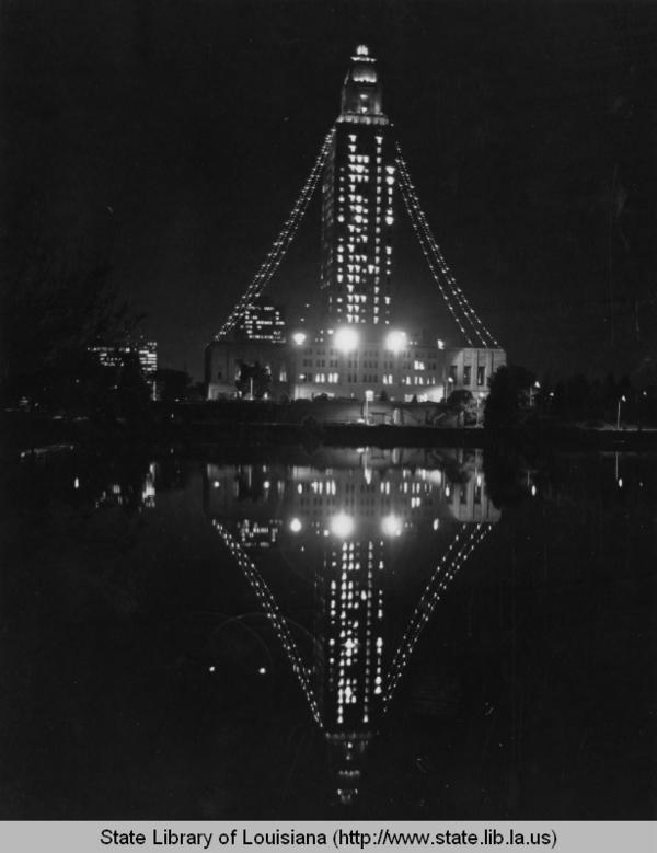 Christmas Light Shows Batone Rouge 2023 State Capitol building with Christmas lights in Baton Rouge Louisiana