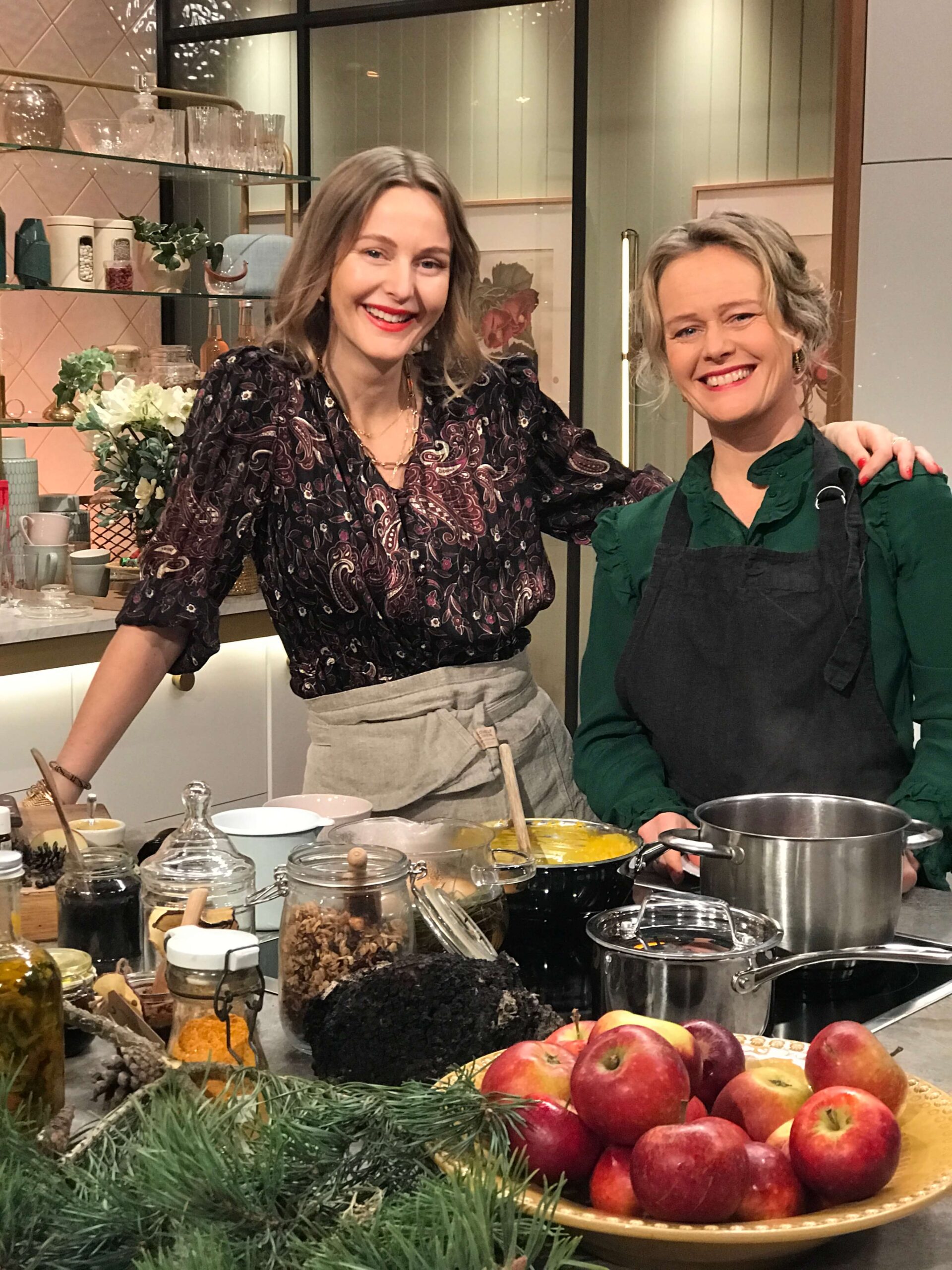 Nyhetsmorgon Och Vegansk Saffran- Och Apelsinkola - Lovely Life