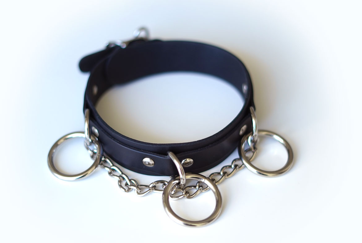Locking Leather Collar with Three Large Rings and Chain Premium