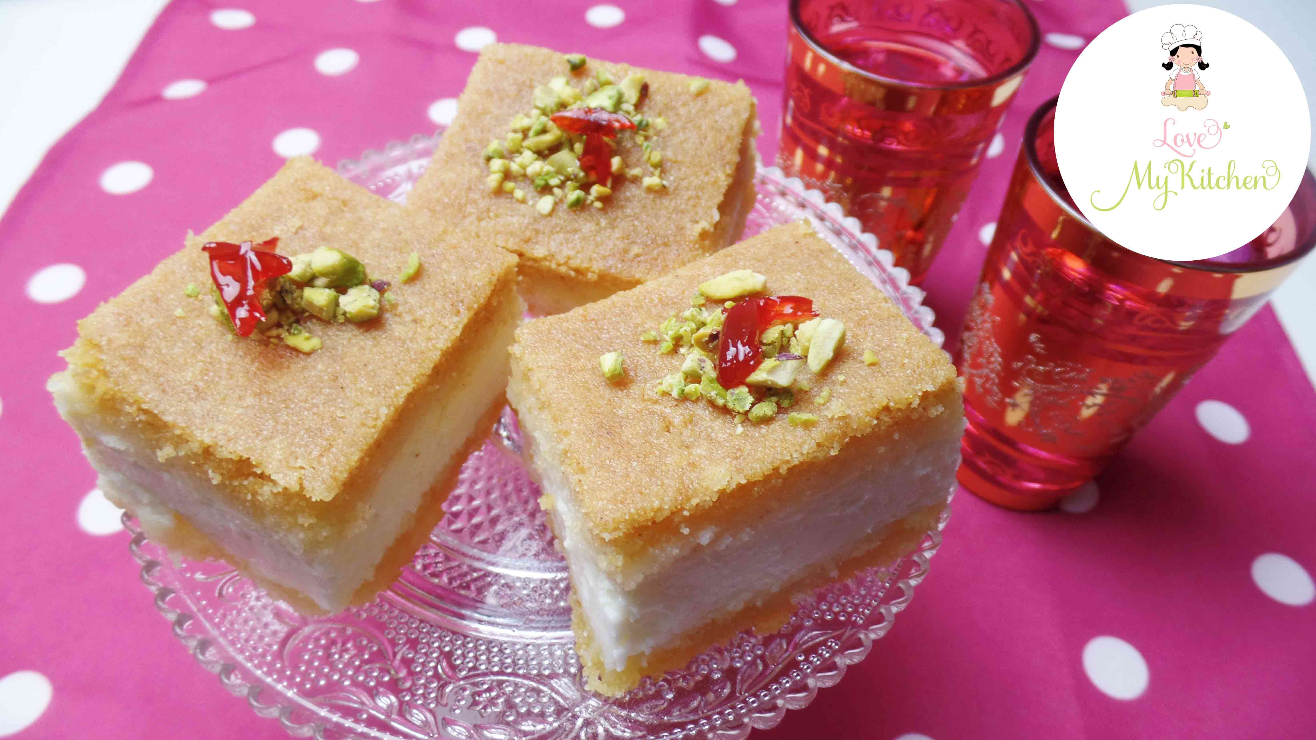 Mamoul mad bil Ashta Grießkuchen gefüllt mit einem arabischen Pudding (Ashta) Love my