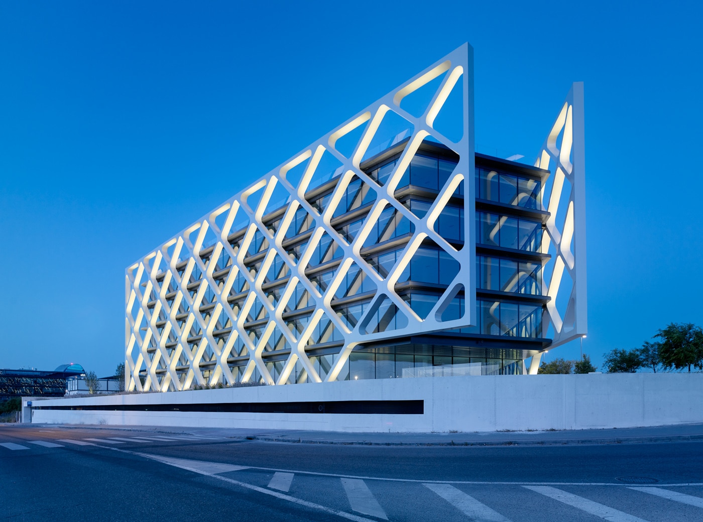 Lamp Ilumina El Nuevo Edificio De Oficinas Oxxeo Luces Cei