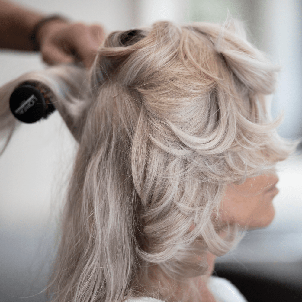 Toutes les techniques et astuces pour un brushing qui tient