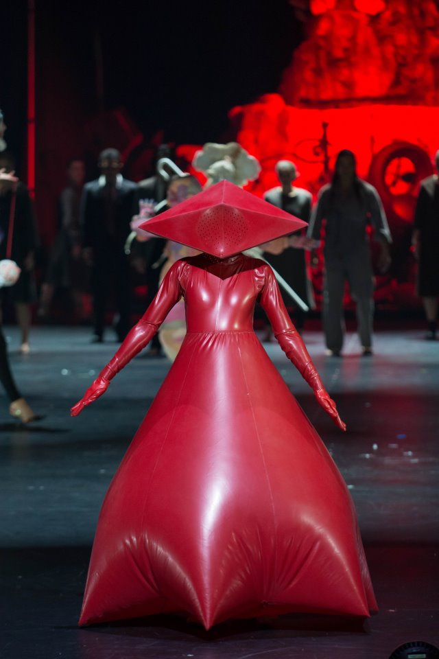 Gillian Saunders takes top honours at 2016 World of Wearable Art Awards