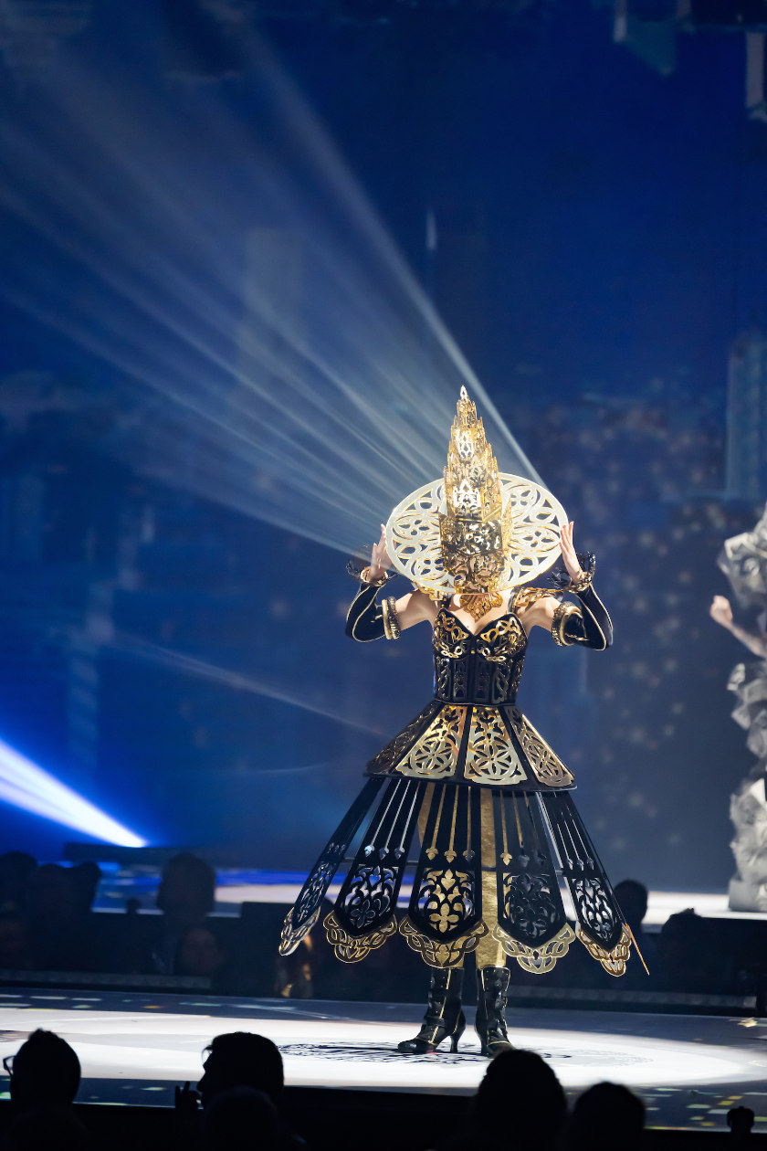 Jacinda Ardern makes surprise appearance at World of Wearable Art