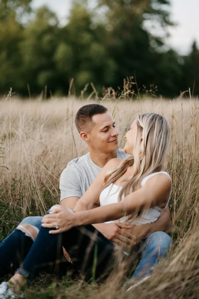 Minneapolis Summer Engagement photography in a field