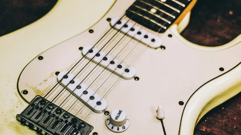 How Often Do Electric Guitar Strings Break? Luminous Guitarist