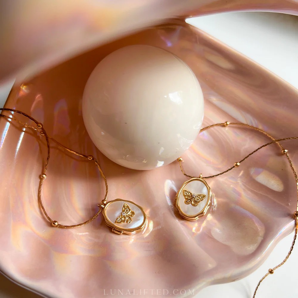 How to Put a Picture in a Locket