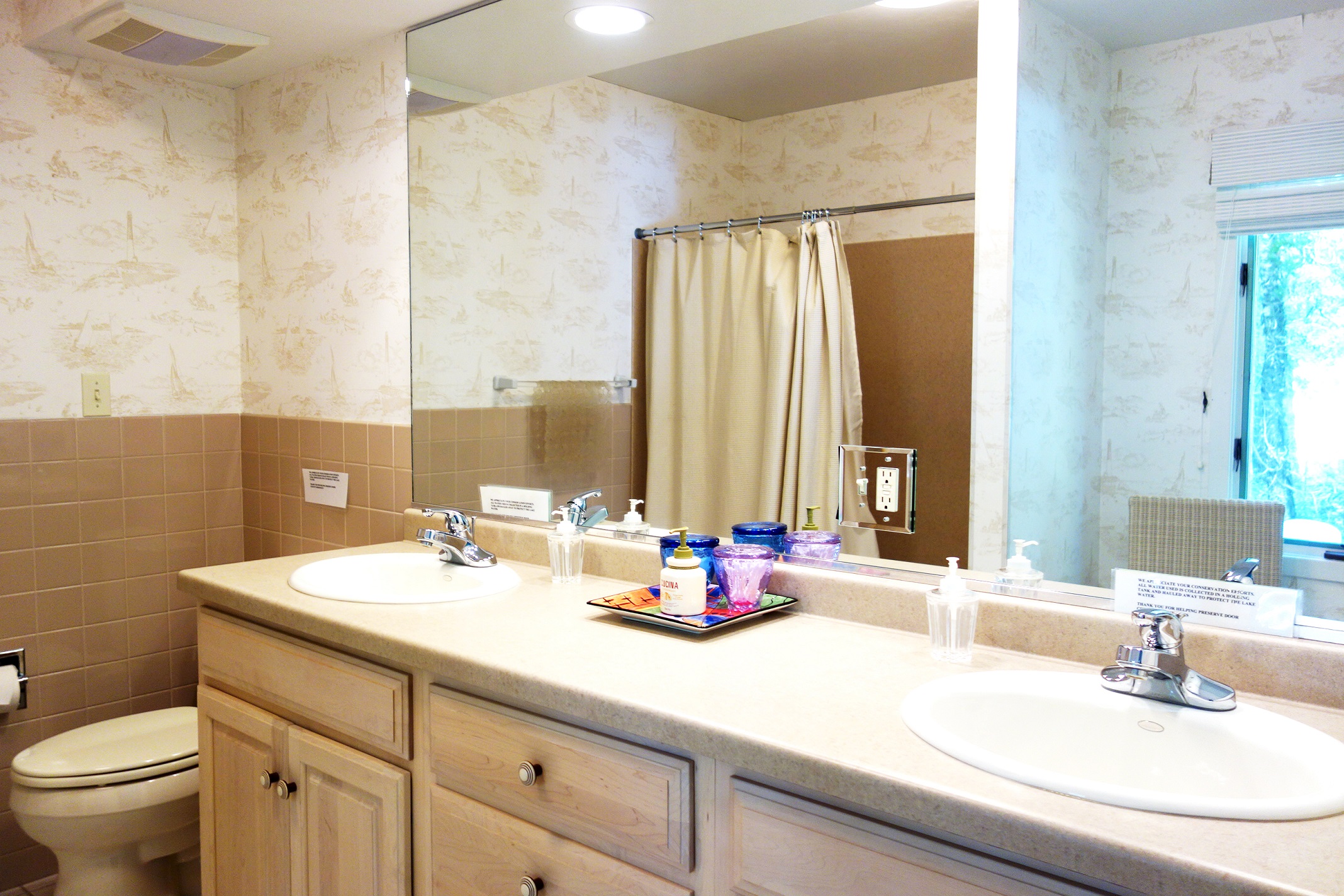 master_bath_king.jpg Lundquist Realty and Vacation Rentals, Inc.