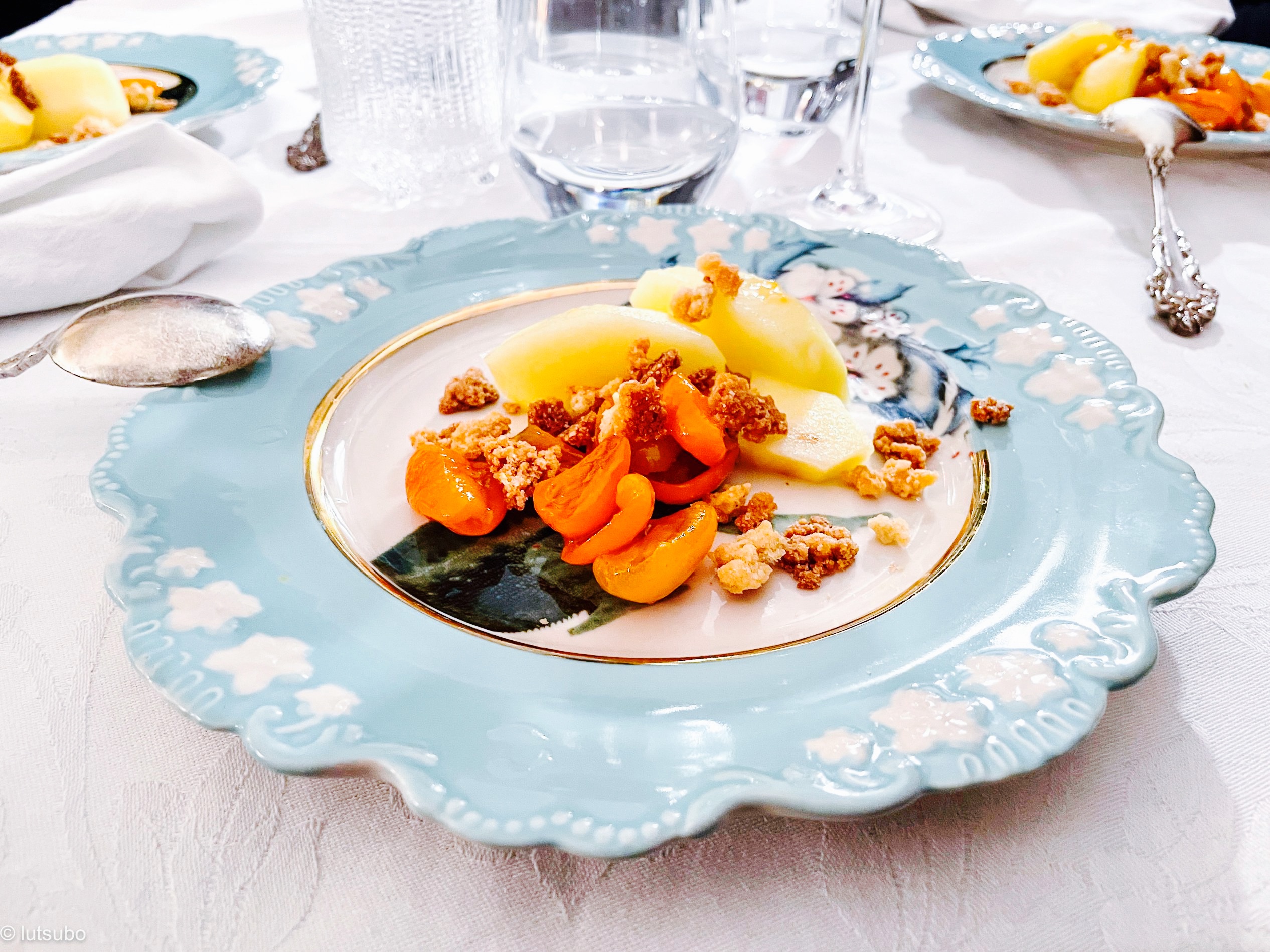 Fêtes de saison Pommes à la vapeur, compote de kumquats et crumble