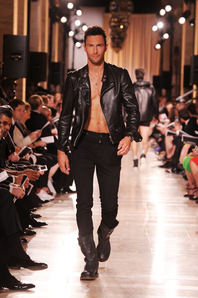 Noah Mills Net Worth Wiki, Age, Weight and Height, Relationships, Family, and More Luxlux
