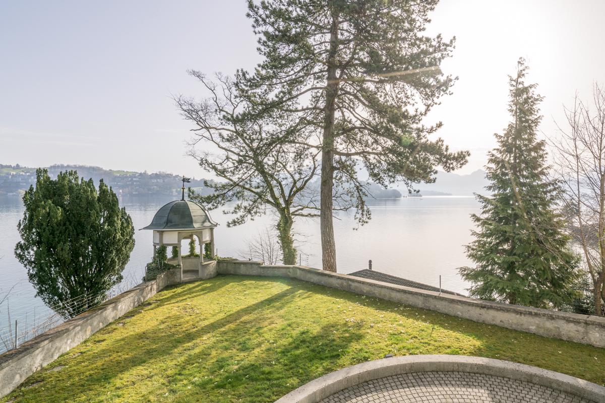 HISTORICAL VILLA BY THE LAKE WITH PRIVATE HARBOUR IN LUCERNE