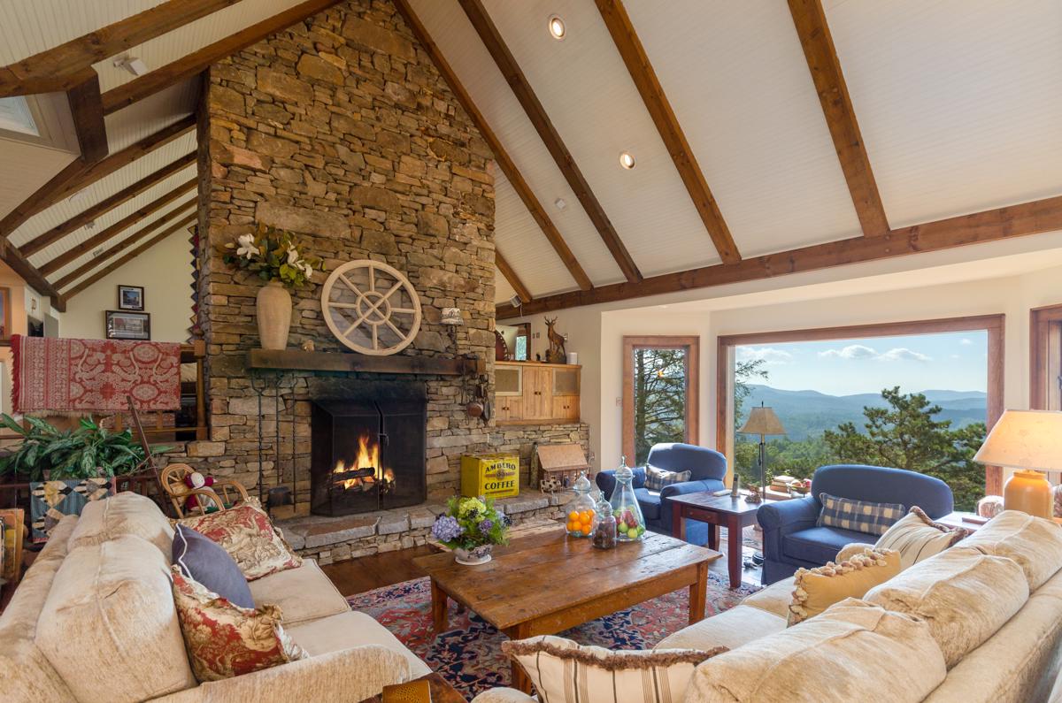 MOUNTAIN RETREAT WITH STUNNING VIEW North Carolina Luxury Homes