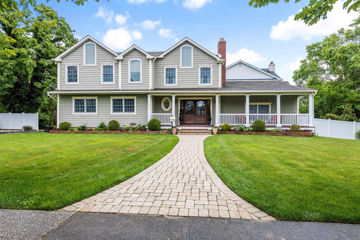 WATERFRONT ESTATE IN SOUTH BAY SHORE New York Luxury Homes Mansions