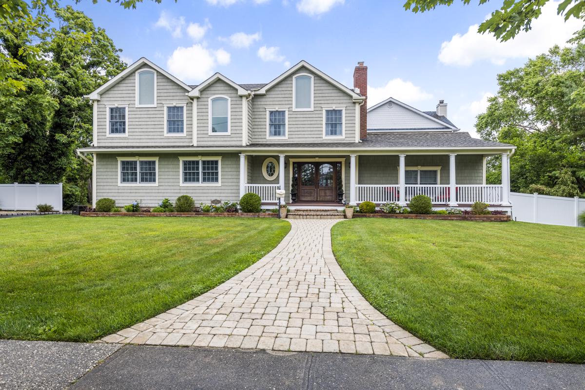 WATERFRONT ESTATE IN SOUTH BAY SHORE New York Luxury Homes Mansions