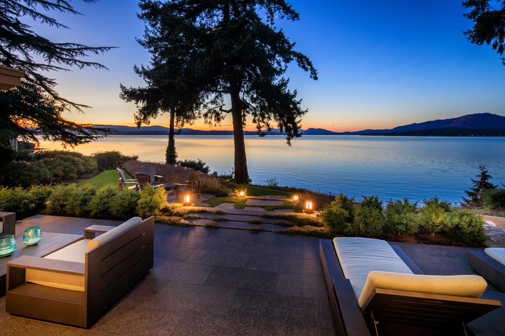 STUNNING WATERFRONT HOME IN CANADA British Columbia Luxury Homes