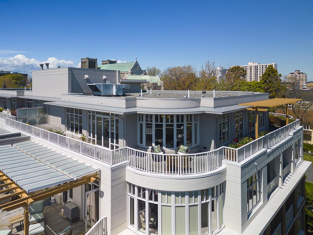 Rare Penthouse In One Of Victoria's Most Desirable Buildings 999 Burdett Avenue, 604