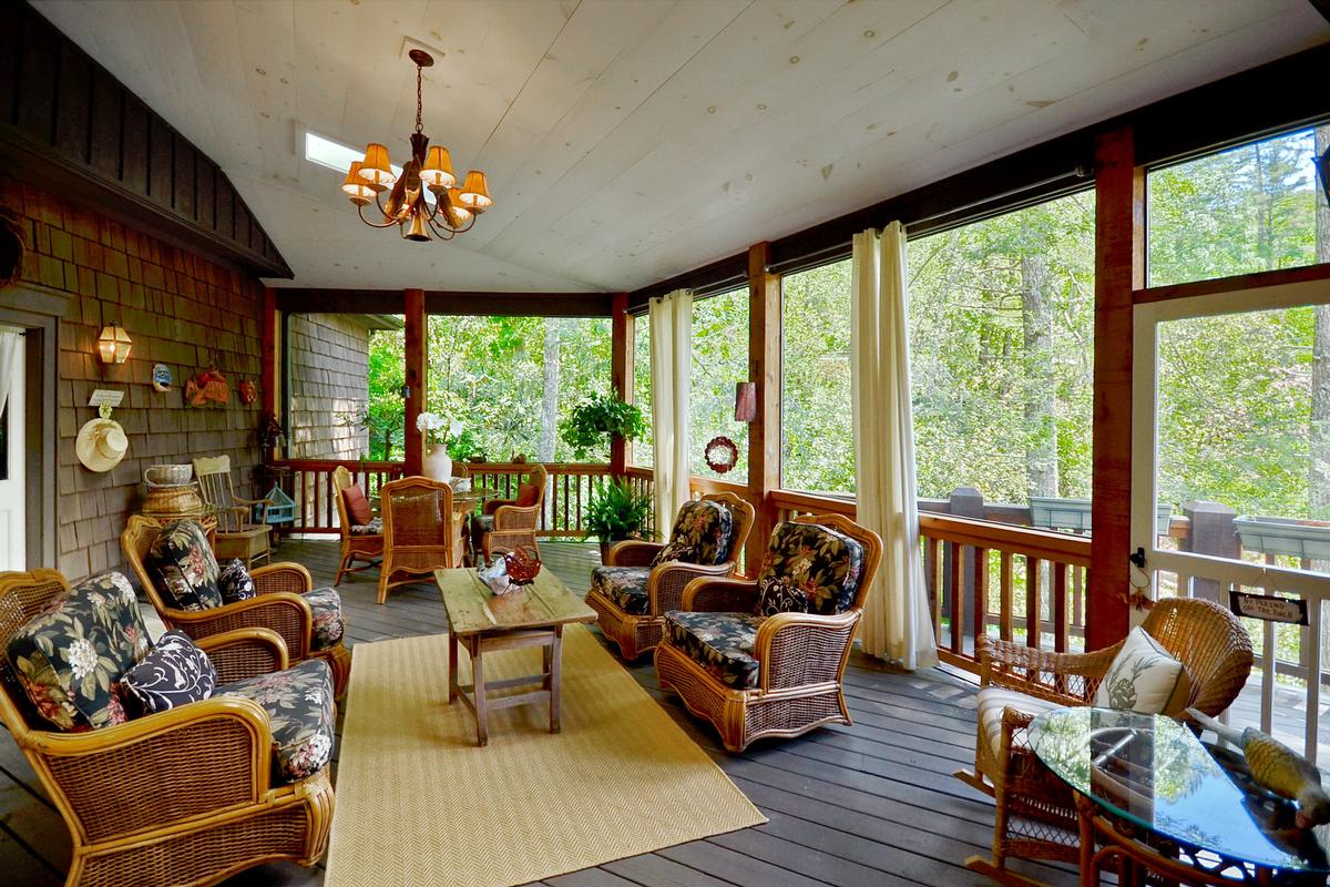 IMPECCABLE EUROPEAN STYLE ON LAKE CHATTOOGA North Carolina Luxury