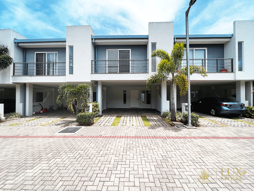 House for sale or rent Santa Ana / 3 Bedrooms 2.5 Bathrooms Garden