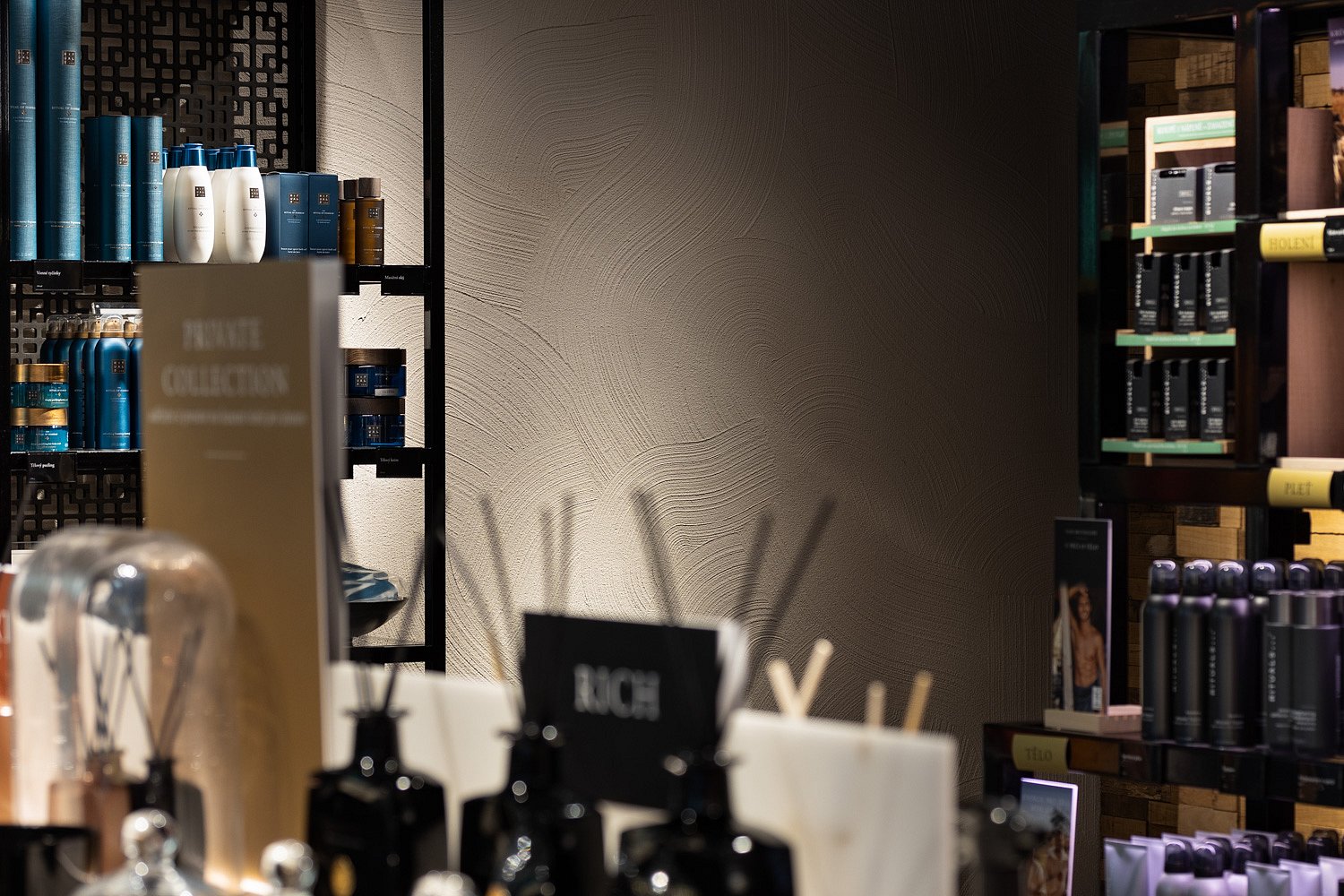 Holandská stěrka v prodejně luxusní kosmetiky Rituals v obchodním