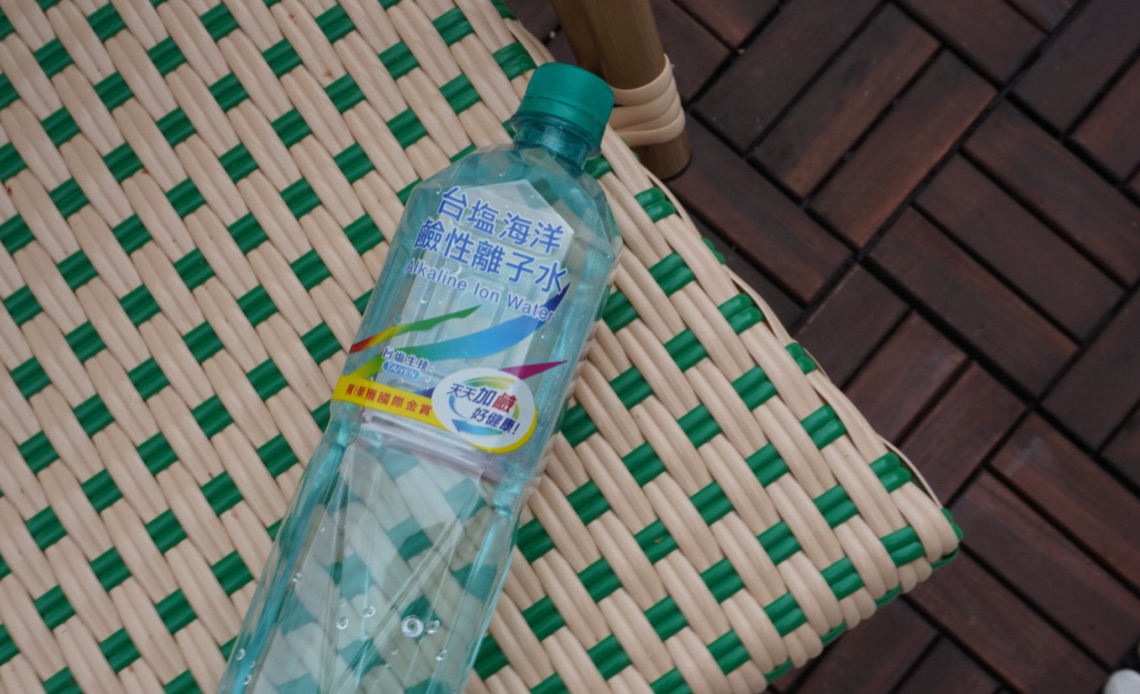 台塩生技｜好喝瓶裝水推薦，喝水喝到開跑車？一起喝海洋鹼性離子水抽超跑86！底部還有驚喜小彩蛋～
