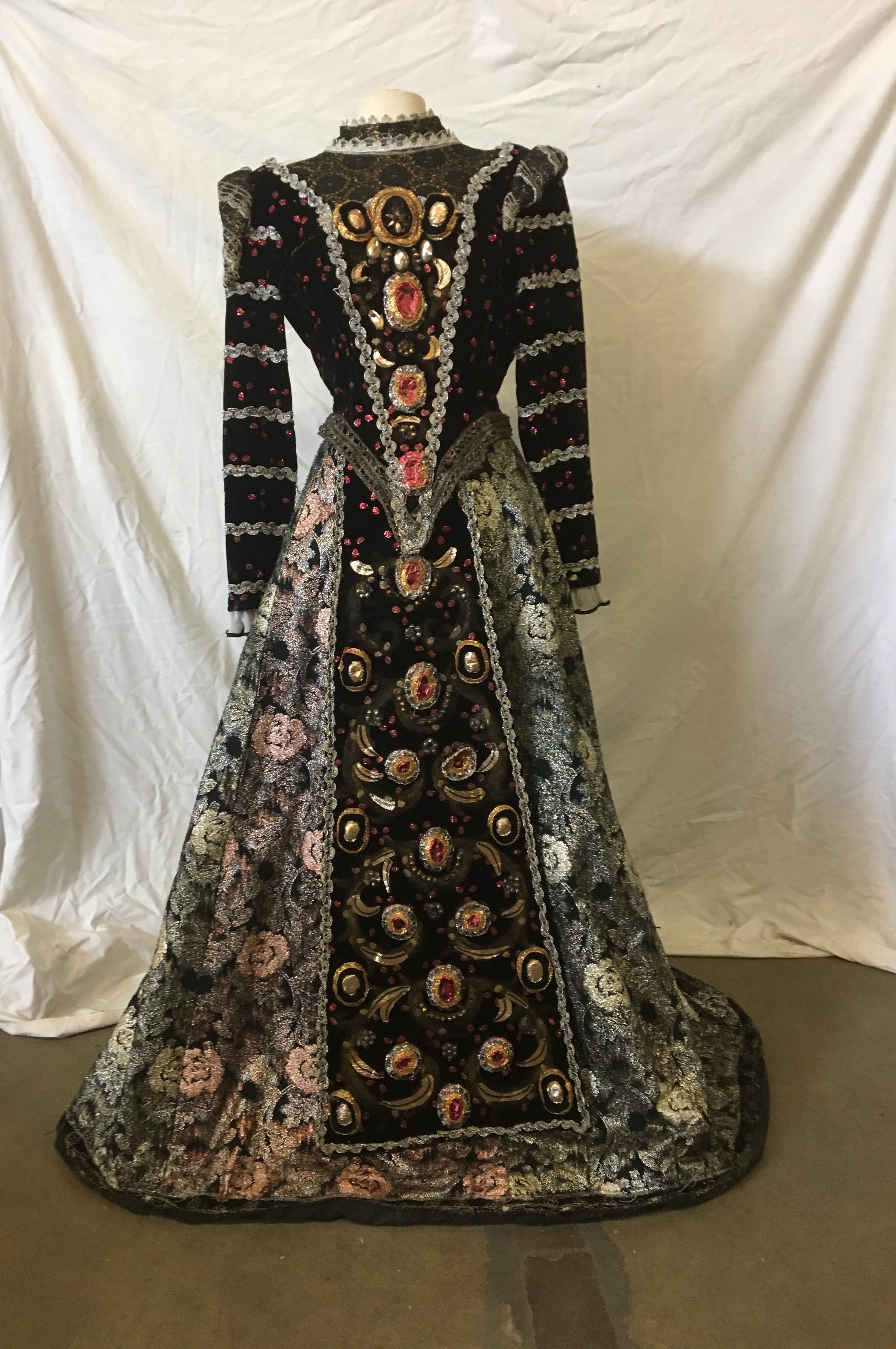 FMM008 Robe Moyenâge, col montant Lyric'Opérette