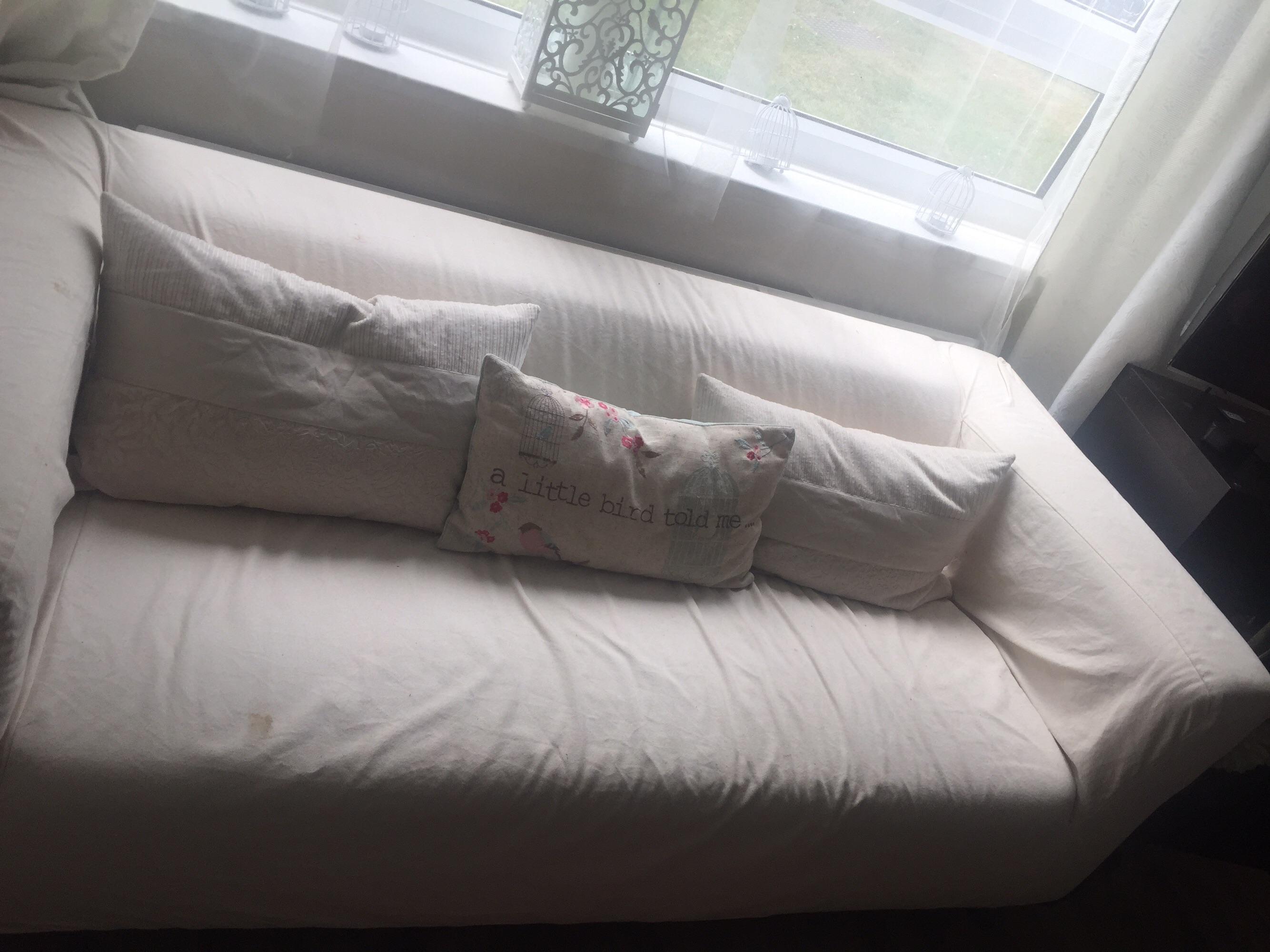 White/cream Sofa bed quick sale. in NW6 London für 40,00 £ zum Verkauf