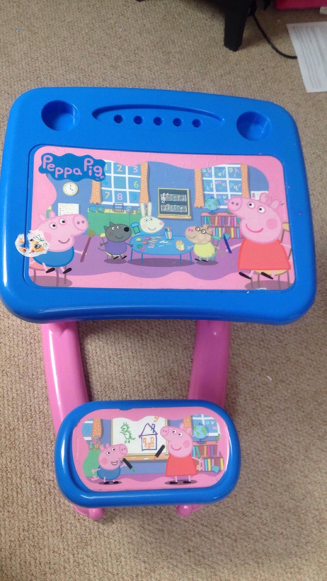 Peppa pig desk and seat £5 in DN8 Thorne für 5,00 £ zum Verkauf Shpock DE