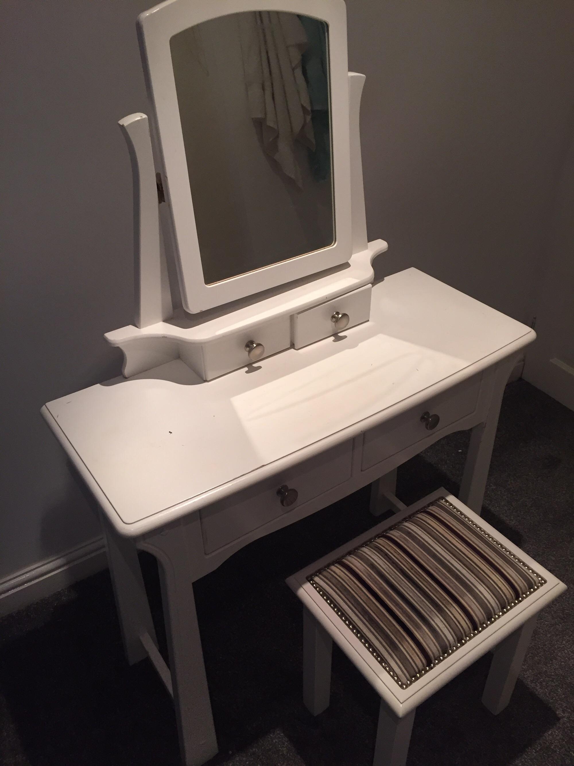White Dressing Table with Stool Used in CV2 Coventry für 30,00 £ zum