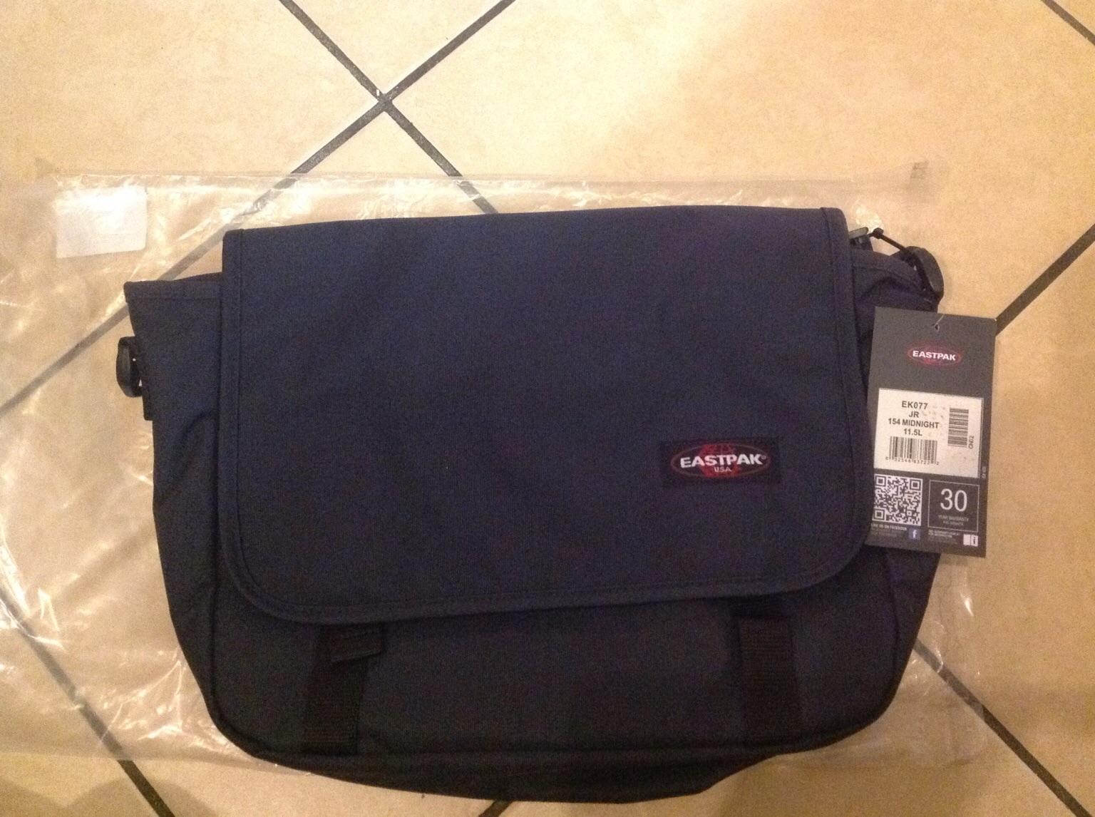 Eastpak Brand New jr black 11.5 messenger bag in RM14 Upminster für £