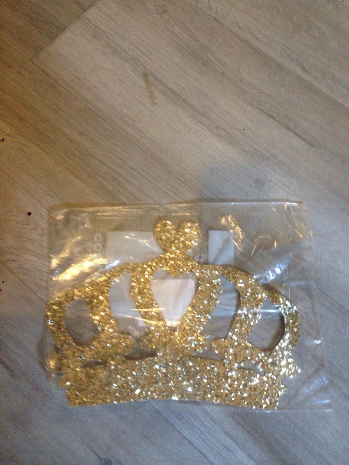 Gold crown wall art in B71 Sandwell for £2.00 for sale Shpock