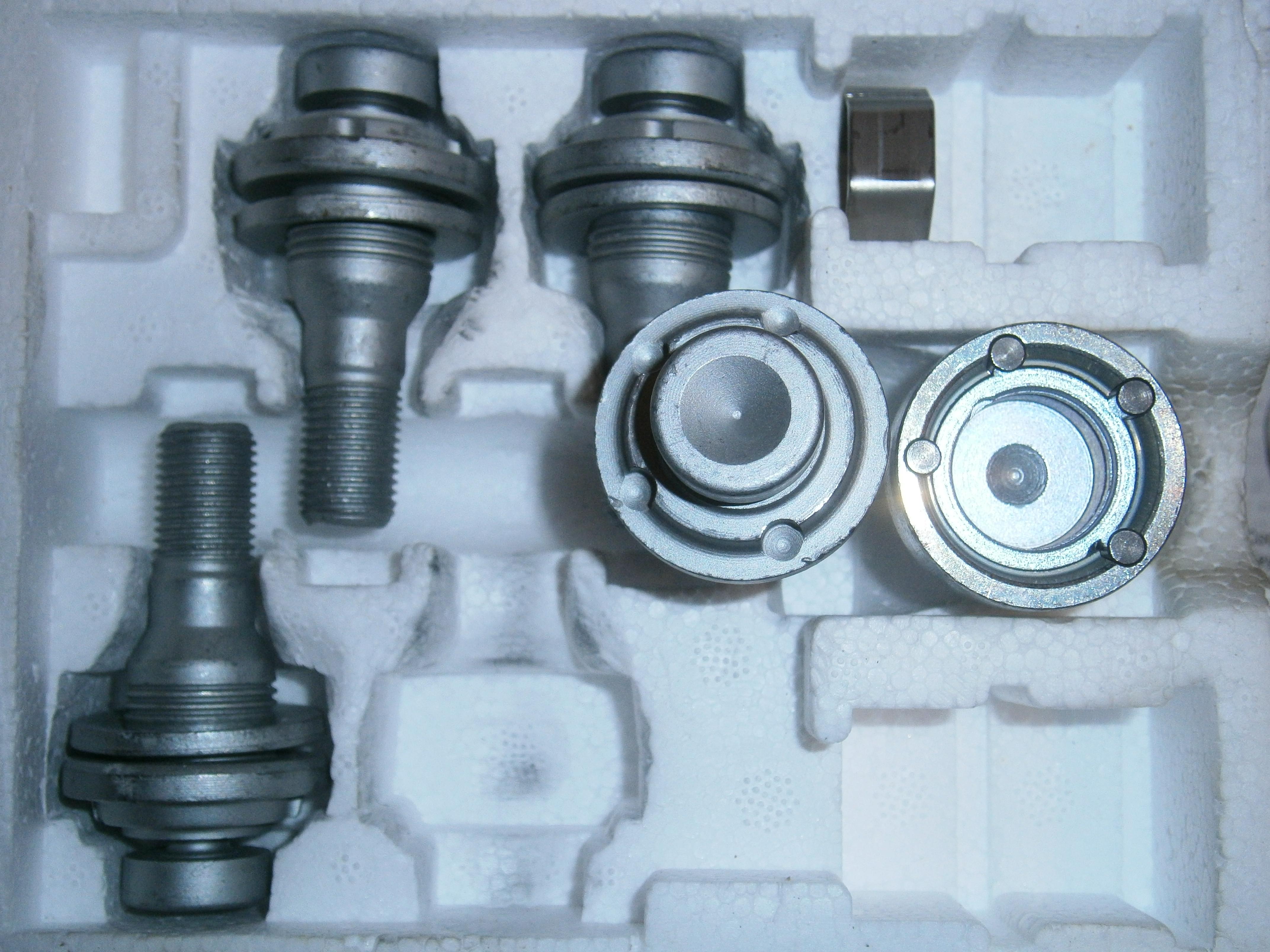 Genuine CITROEN & PEUGEOT Locking Wheel Bolts in Doncaster für 40,00