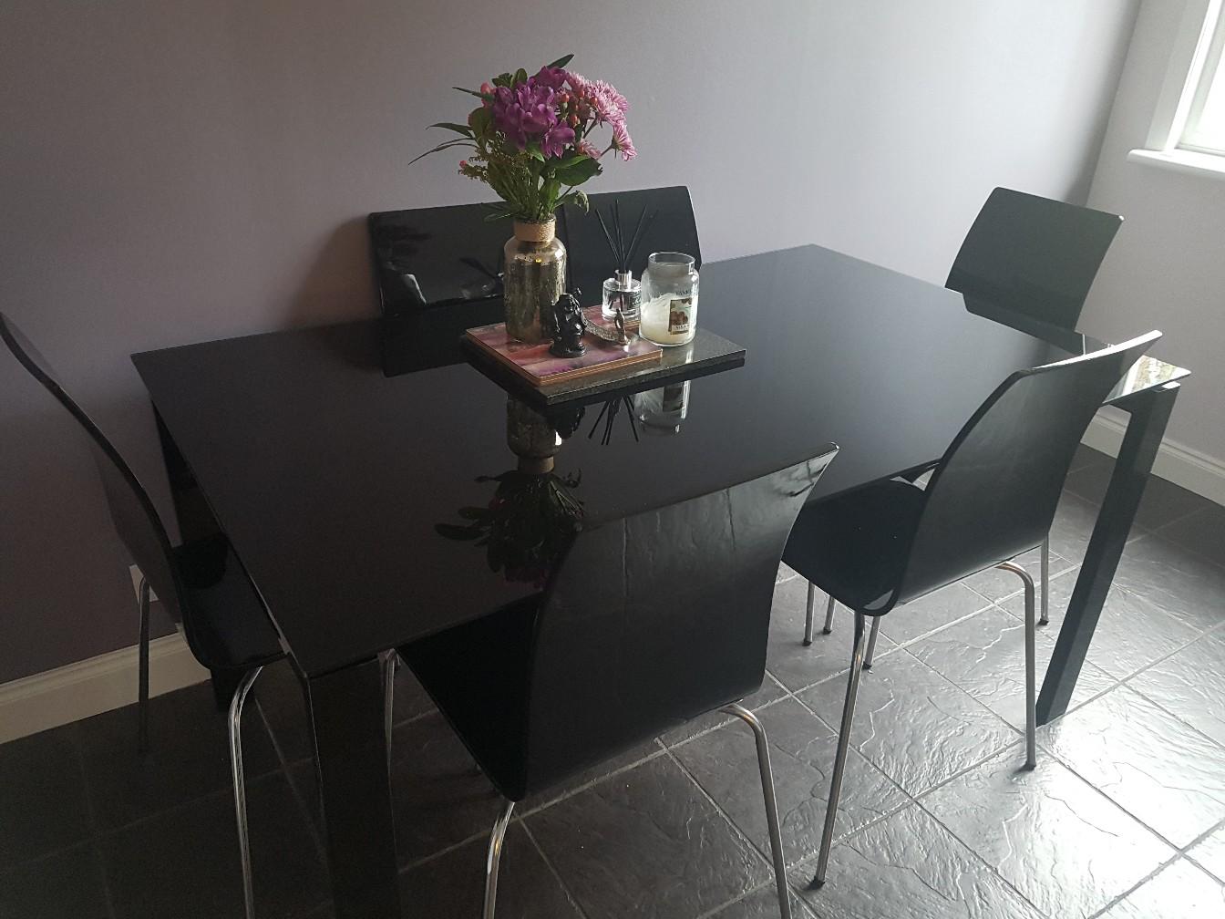 Black glass dining table plus 6 chairs in RH11 Crawley for £175.00 for