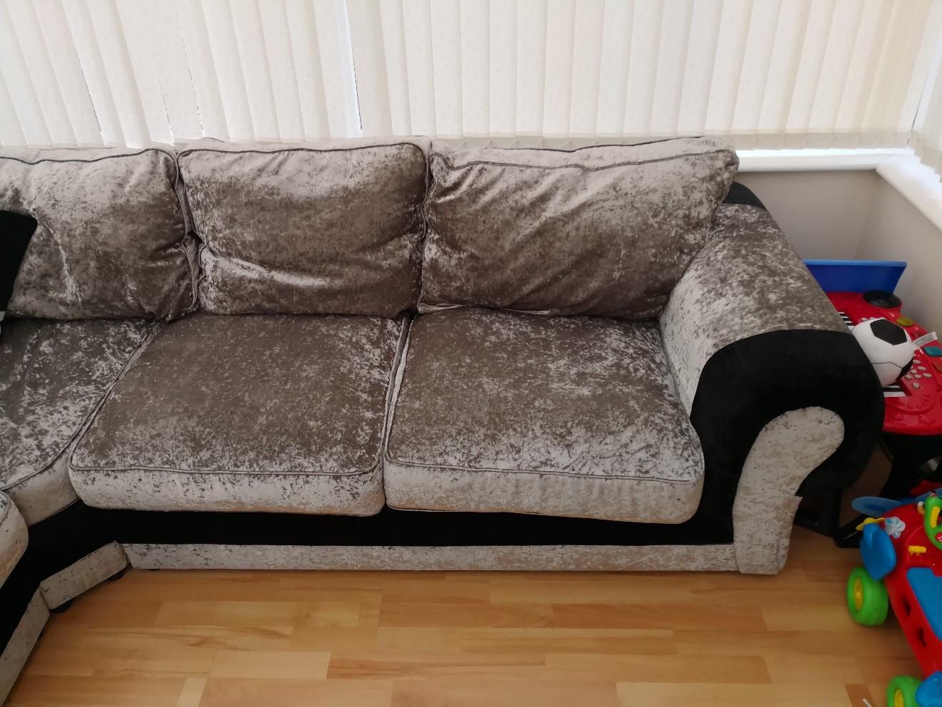 Crushed velvet grey and black corner sofa in L1 Liverpool für £ 350,00