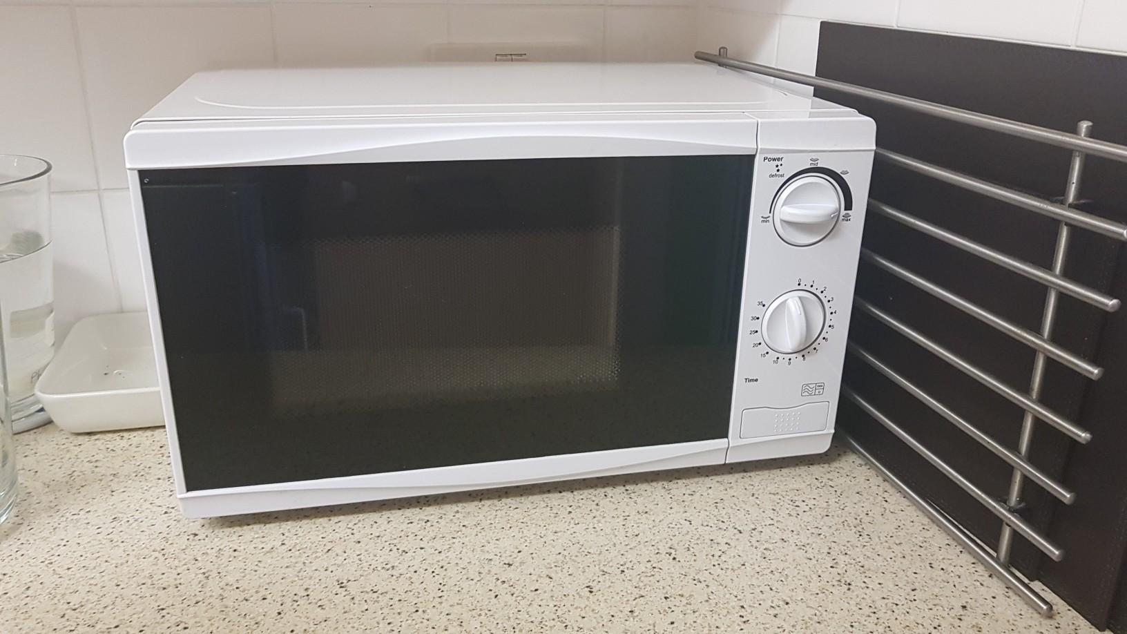 Tesco Solo Microwave Mm08 Value, 17L Black in DE14 Staffordshire for