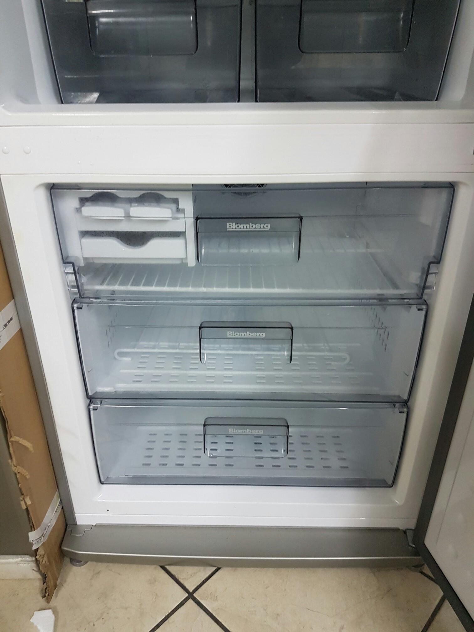 Frigorifero Blomberg 70 cm in 80036 Palma Campania für € 300,00 zum